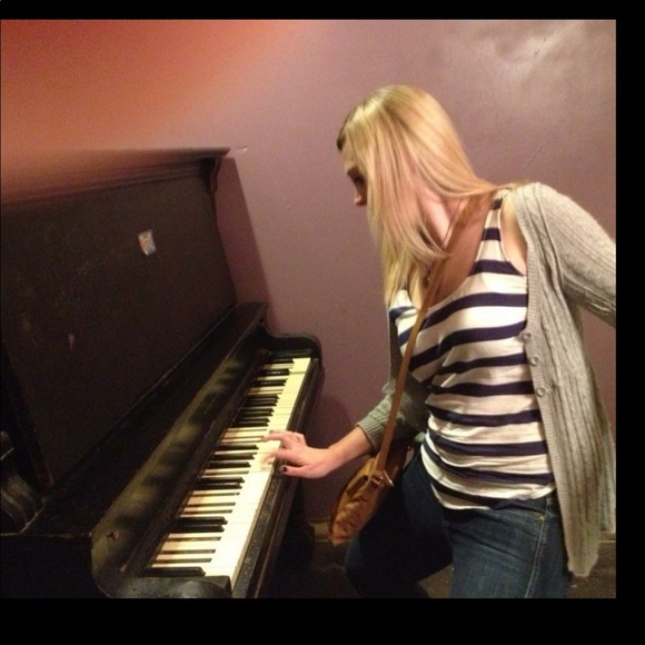 Meet your Posher, Allison - Picture 1 of 2